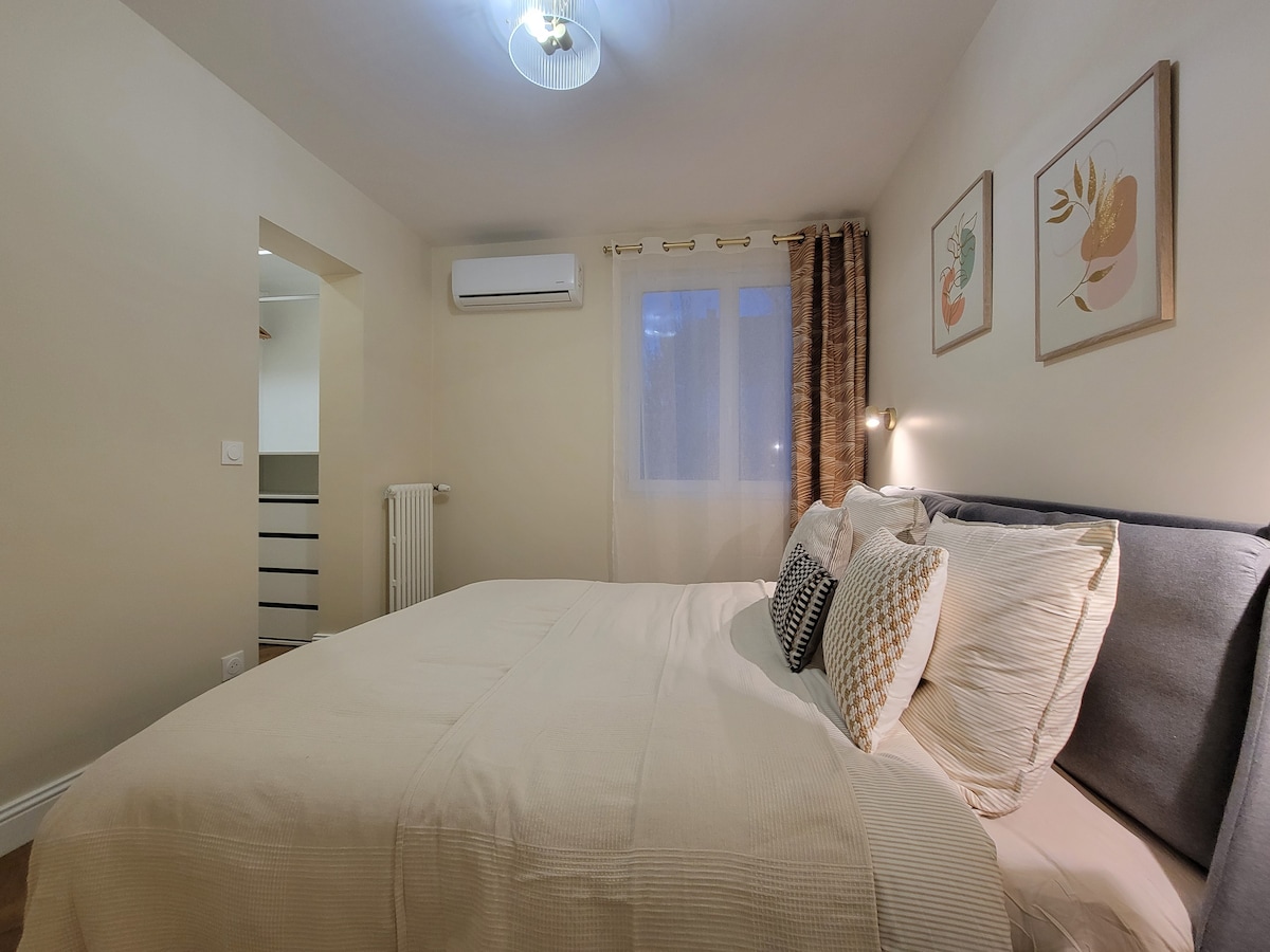 Chambres — Chambre moderne avec lit confortable bien aménagée