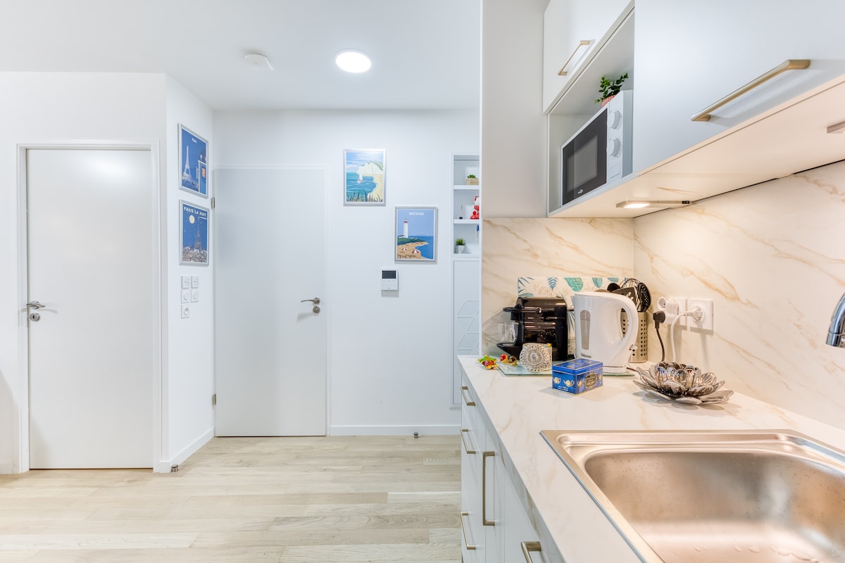 Cuisine — Moderne, blanche, lumineuse, plan de travail marbre