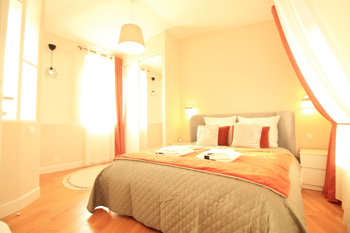 Chambres — Chambre moderne avec lit double spacieux