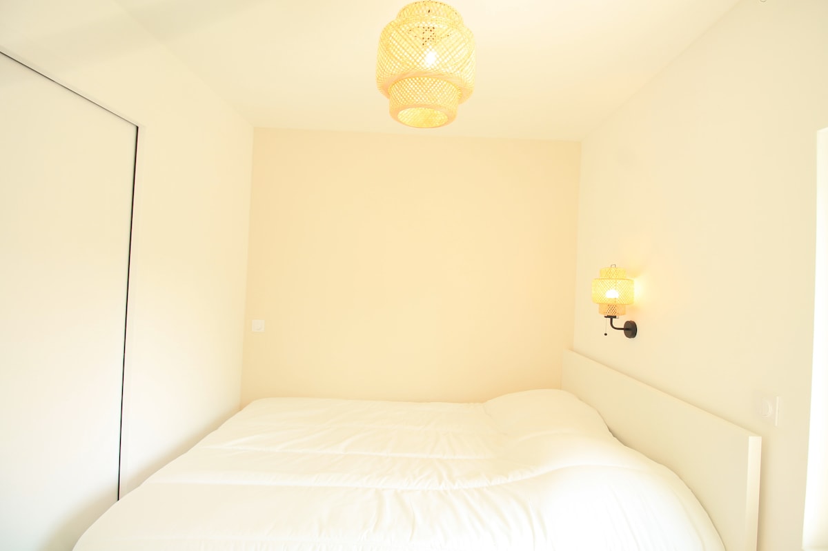 Chambres — Petite chambre minimaliste avec lit blanc