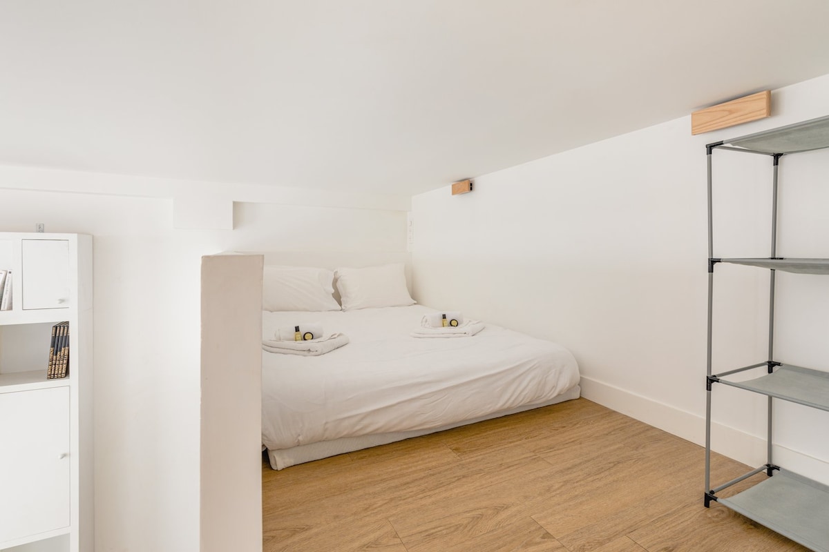 Chambres — Chambre mansardée avec lit blanc et rangements