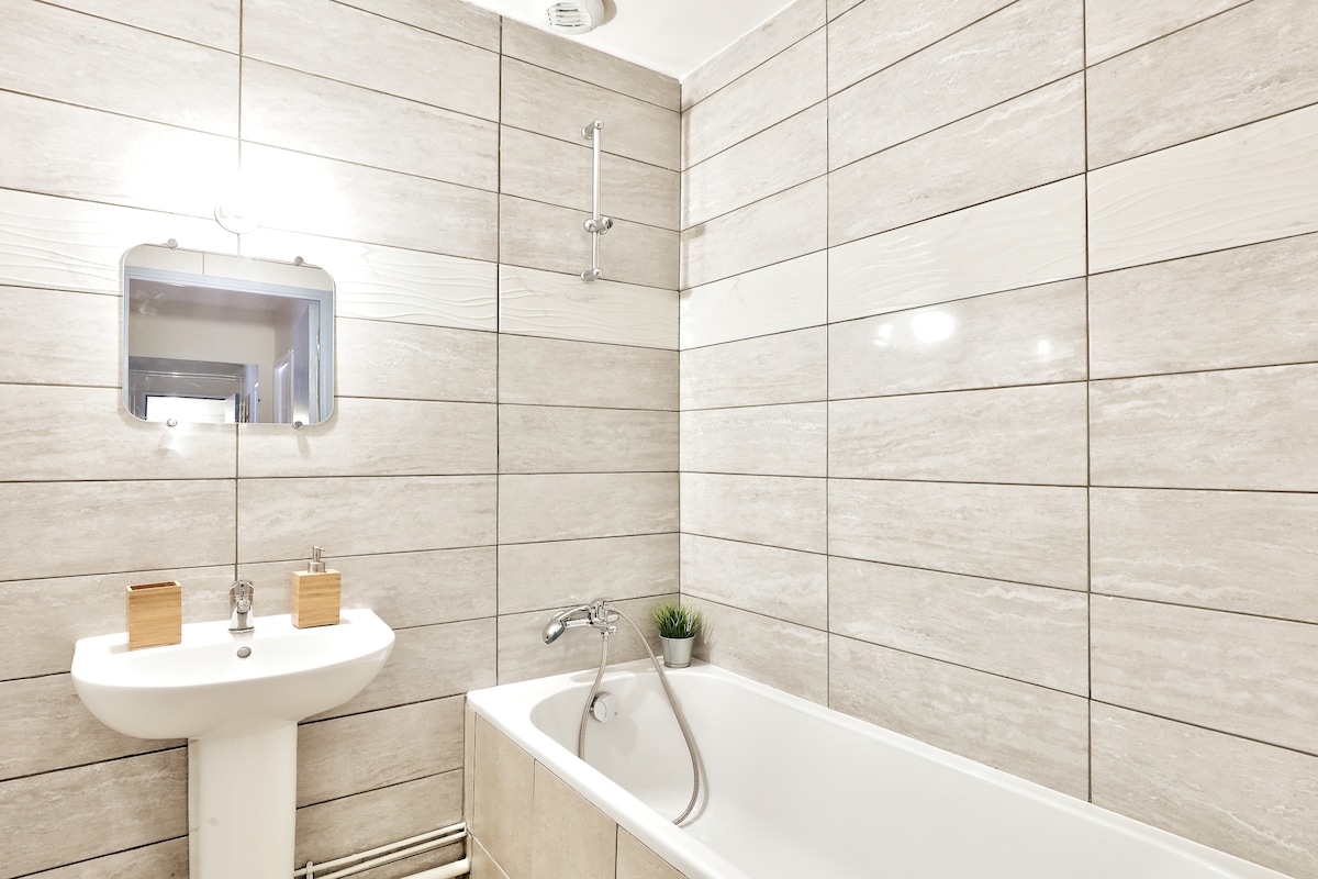Salle de bain — Salle de bain moderne avec baignoire et lavabo
