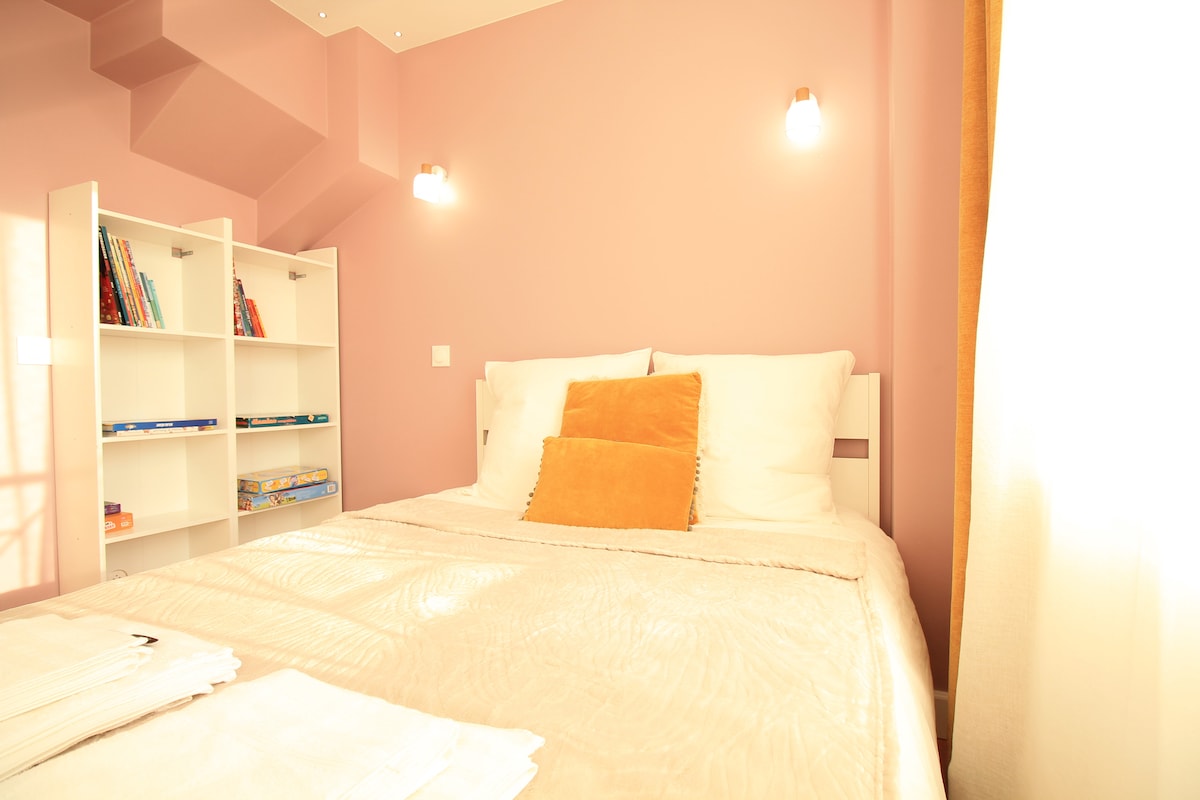 Chambres — Chambre enfant rose avec lit blanc