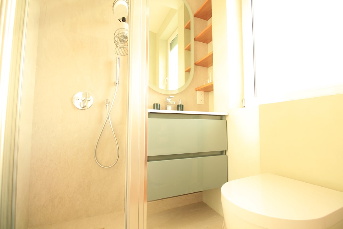 Salle de bain — Salle de bain moderne avec douche et vasque