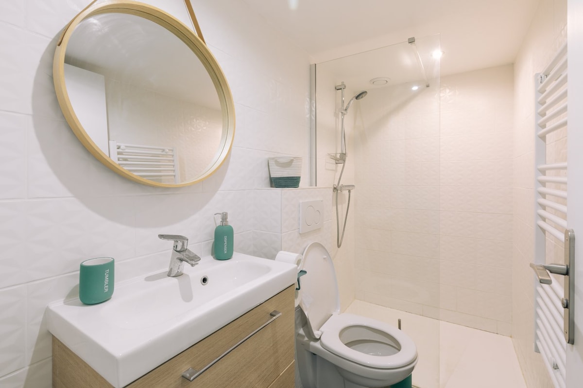 Salle de bain — Salle de bain moderne avec douche et toilettes