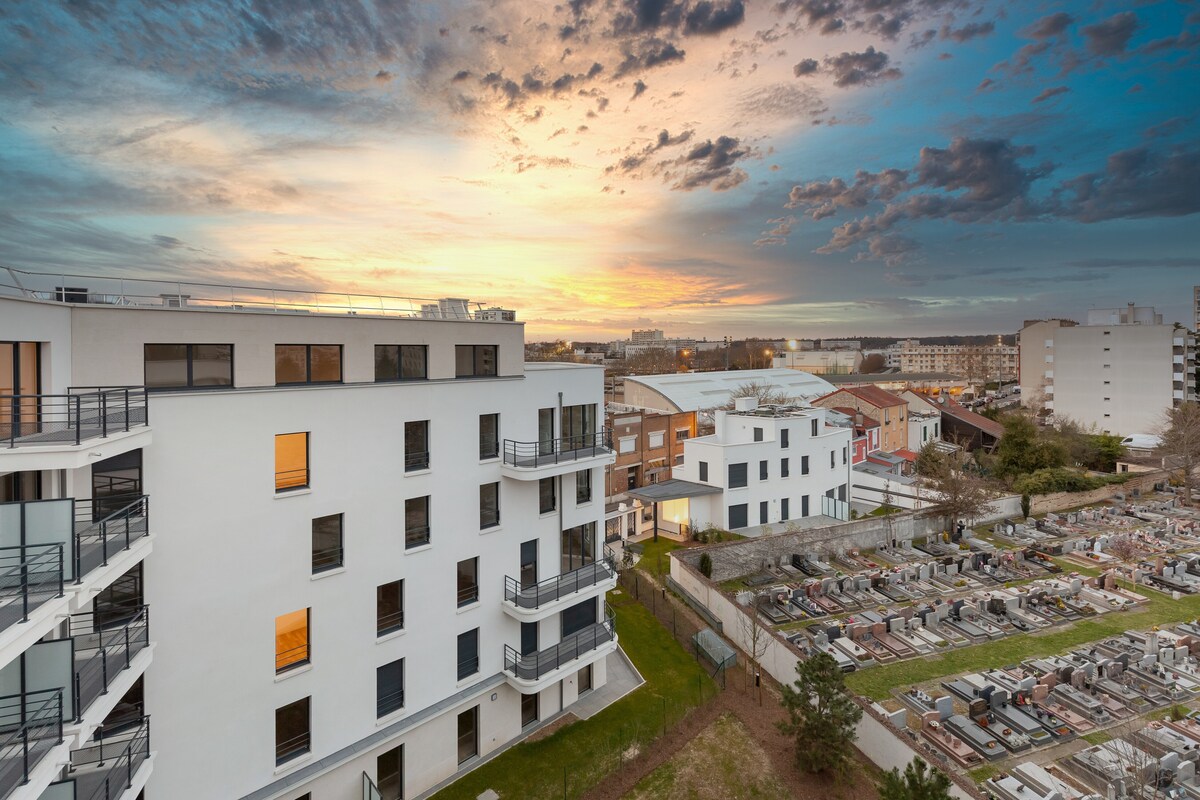 Vues — Panorama urbain coucher soleil ciel dramatique
