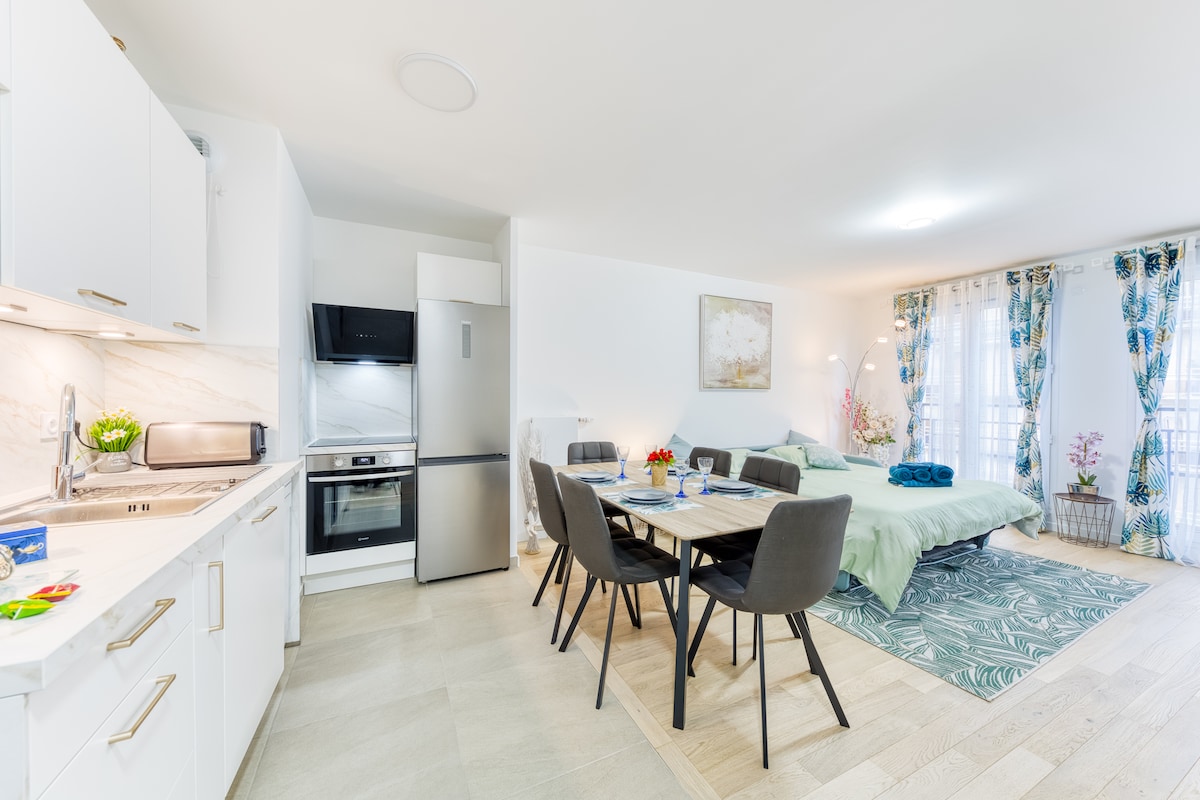Chambres — Lit lumineux, table de repas, cuisine intégrée