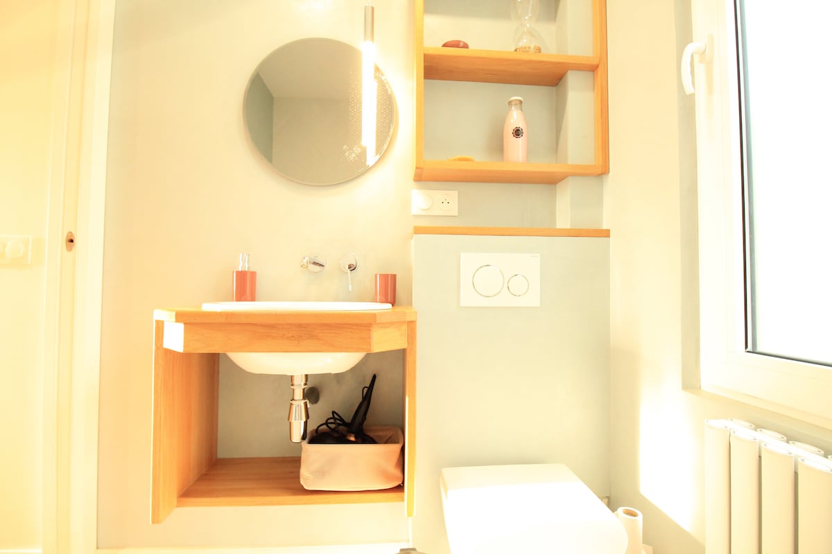 Salle de bain — Salle de bain moderne avec lavabo suspendu bois