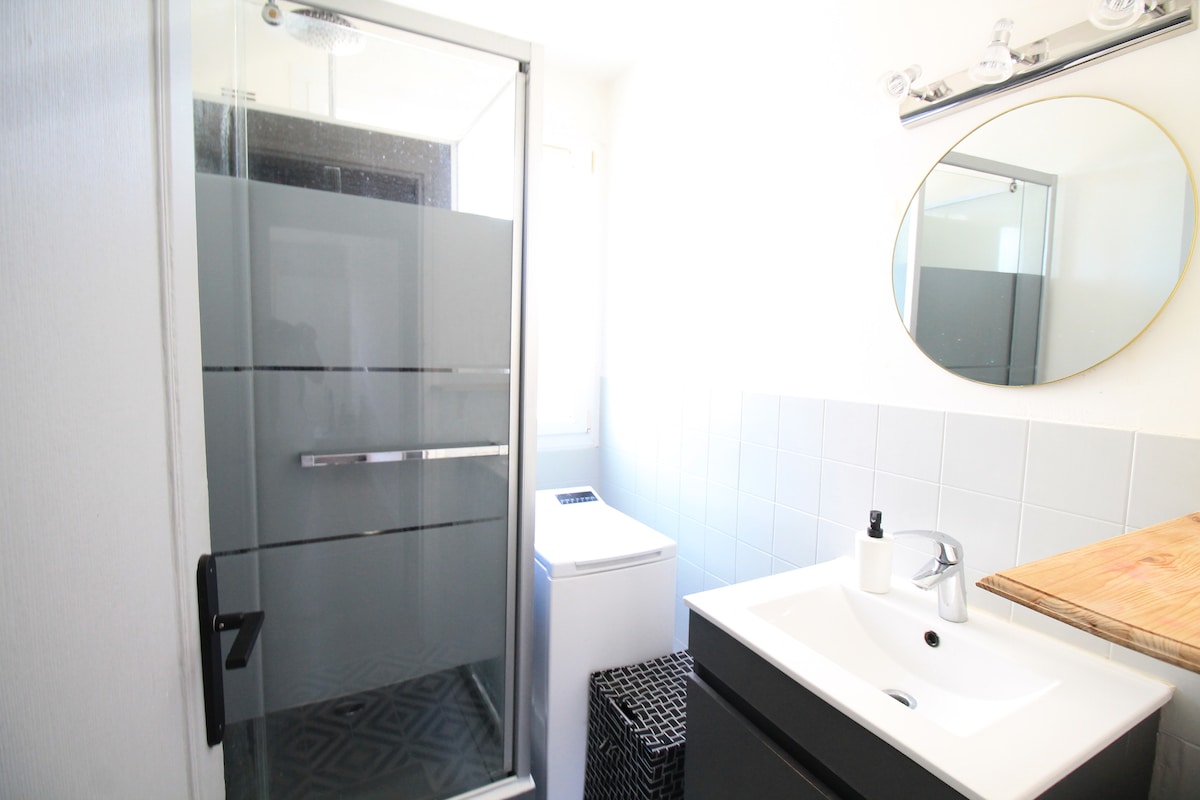 Salle de bain — Salle de bain moderne avec douche et lavabo