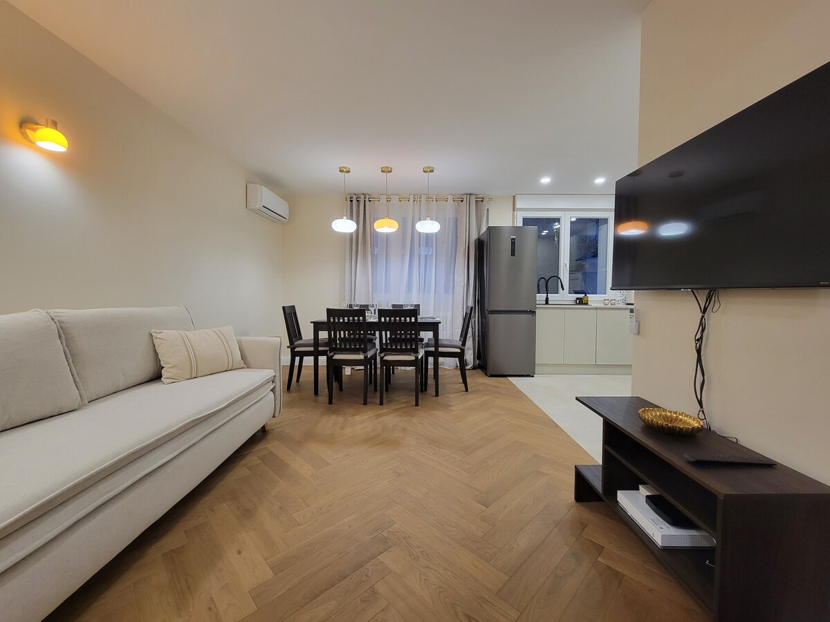 Salon & séjour — Salon moderne avec canapé et télévision