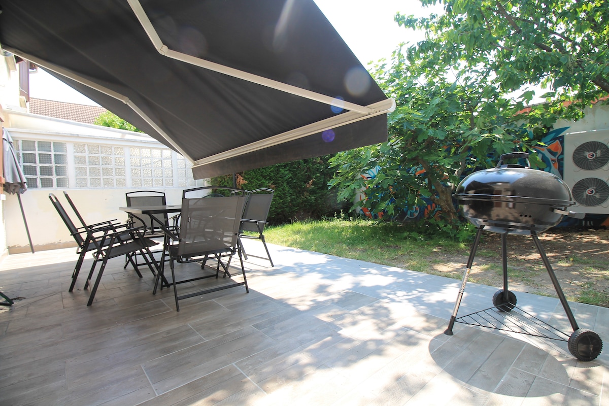 Balcon & terrasse — Terrasse avec auvent, mobilier et barbecue
