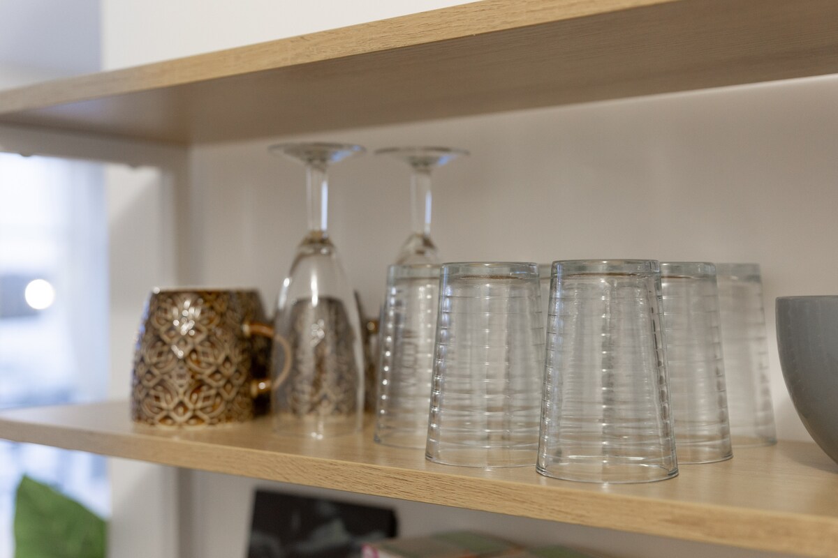 Cuisine — Étagère bois, verres et vaisselle rangés