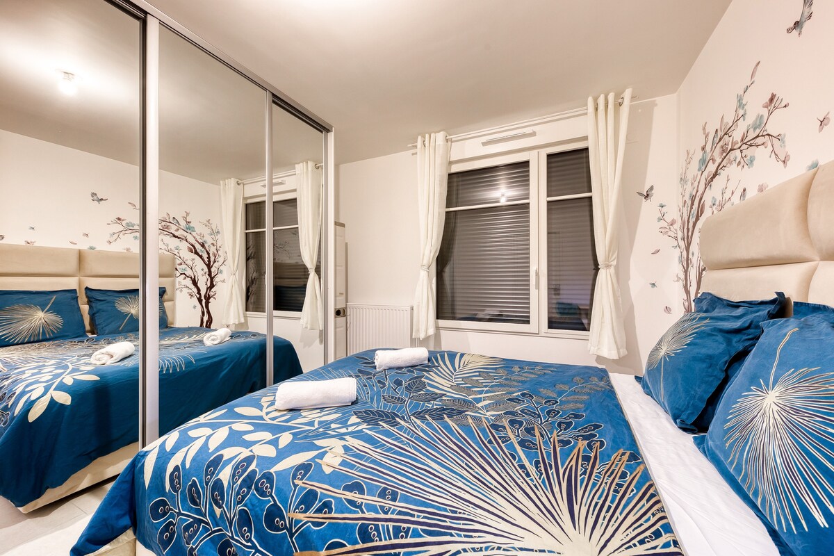 Chambres — Chambre moderne bleue avec miroir, lumière naturelle abondante