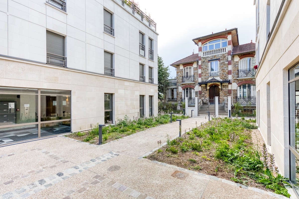 Extérieur — Cour pavée avec espaces verts plantés