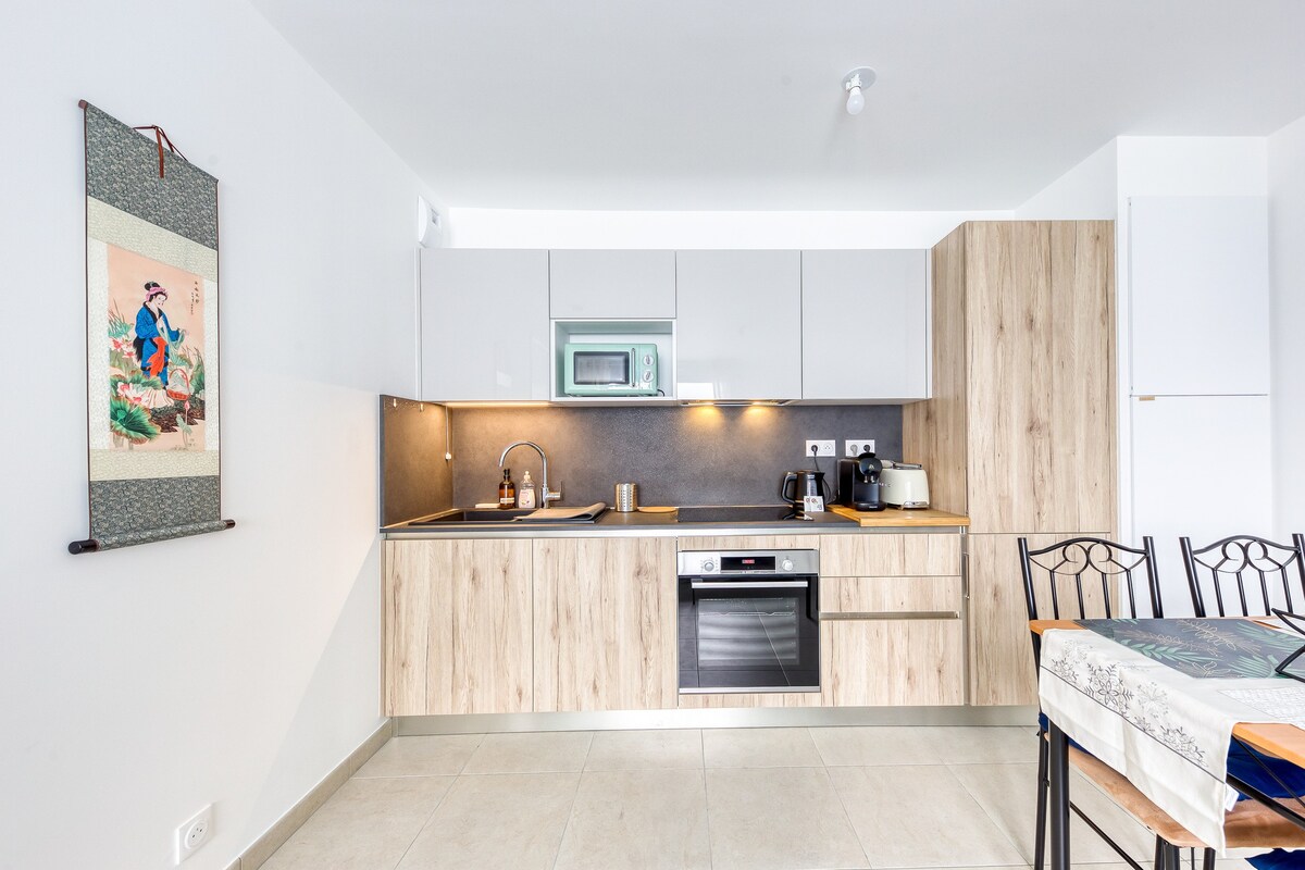 Cuisine — Cuisine moderne, luminaire blanc pur, bois clair chaleureux