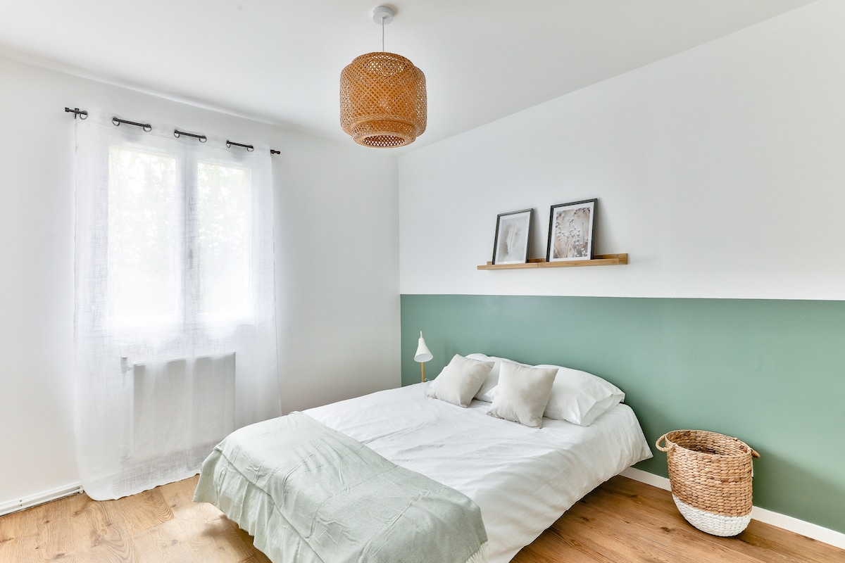 Chambres — Chambre moderne avec tête de lit verte