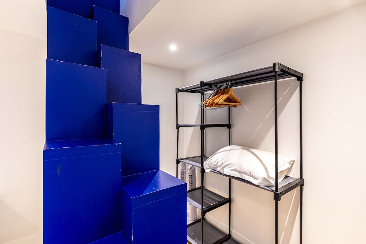 Chambres — Chambre avec lit superposé et escalier bleu