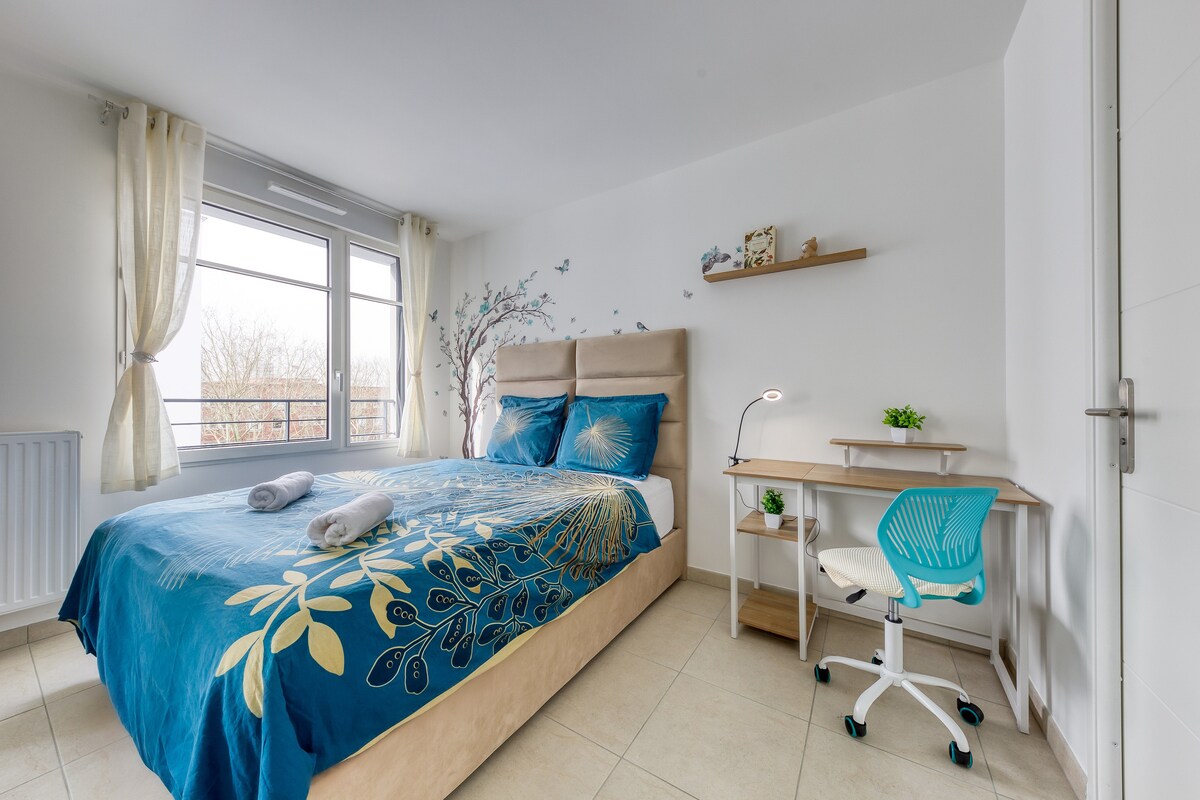 Chambres — Lit bleu, bureau turquoise, lumière naturelle abondante