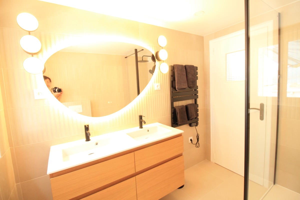 Salle de bain — Salle de bain moderne avec miroir illuminé