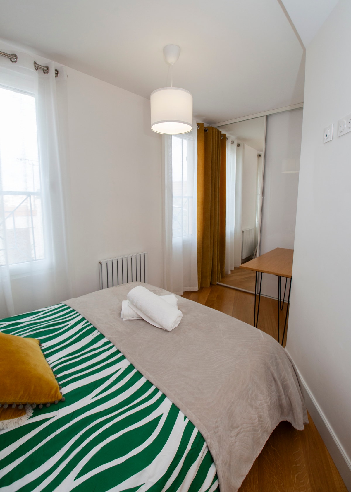Chambres — Chambre moderne avec lit et miroir