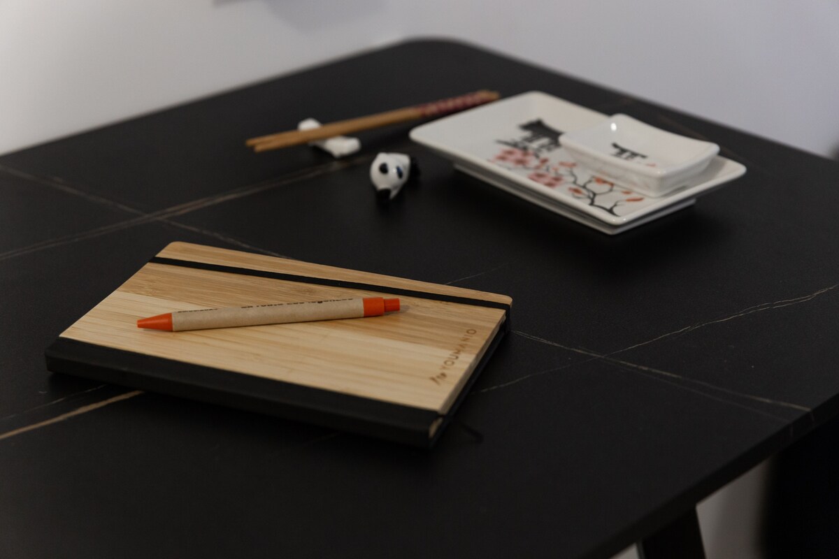 Et aussi — Bureau minimaliste noir avec accessoires asiatiques