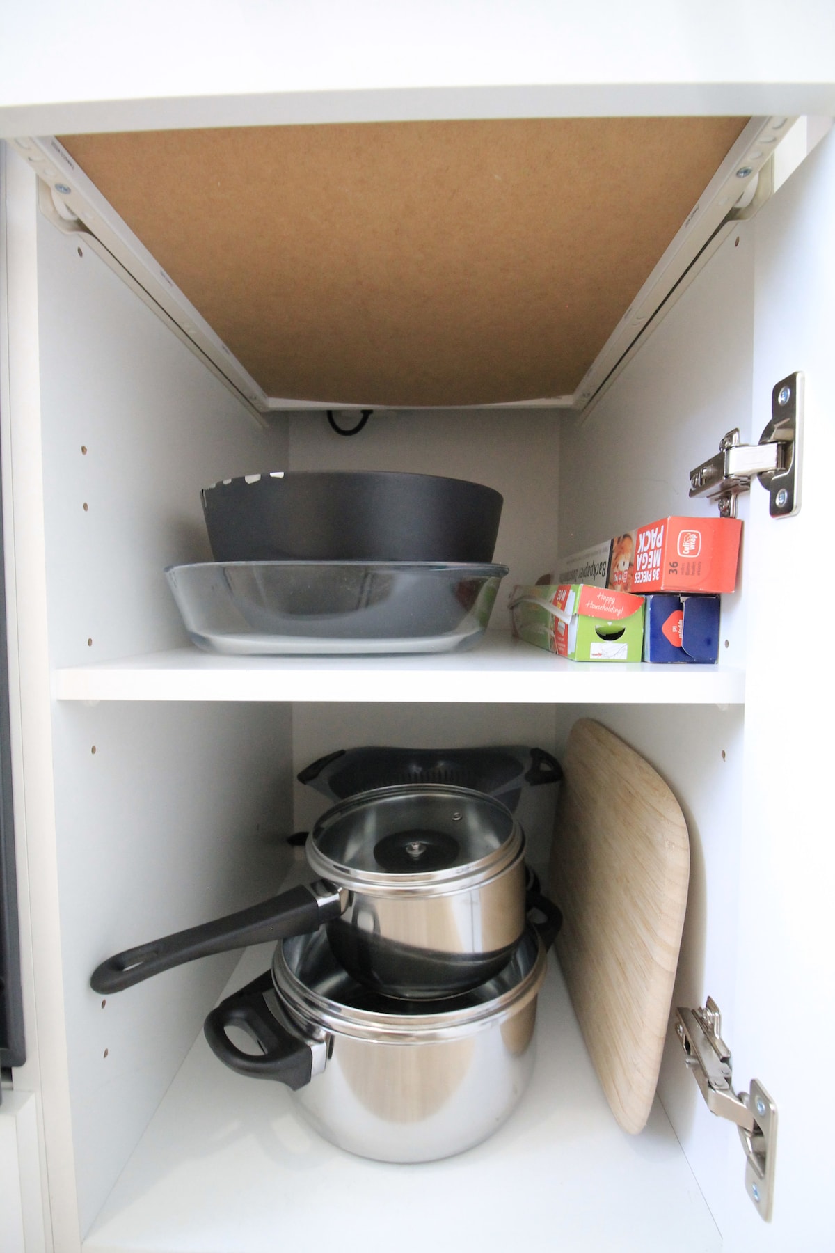 Cuisine — Placard ouvert avec casseroles et ustensiles