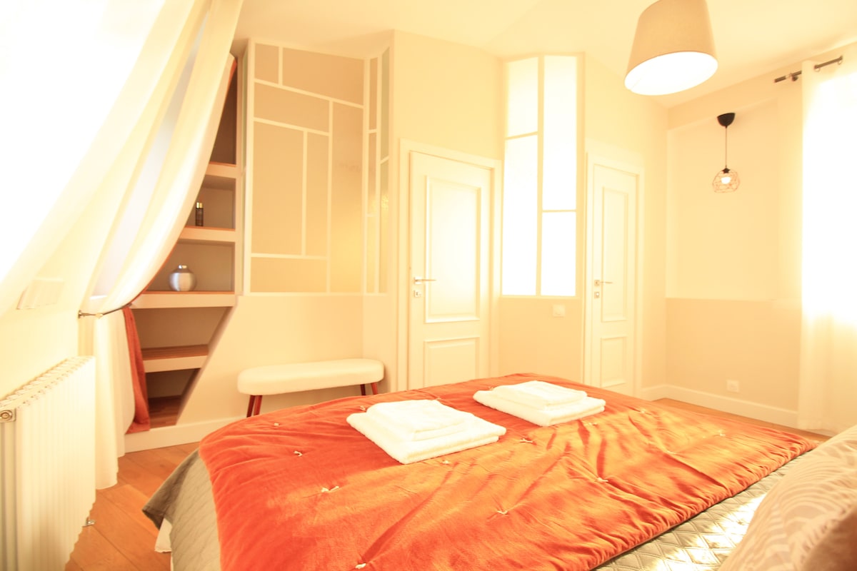 Chambres — Chambre avec lit rouge et rangements
