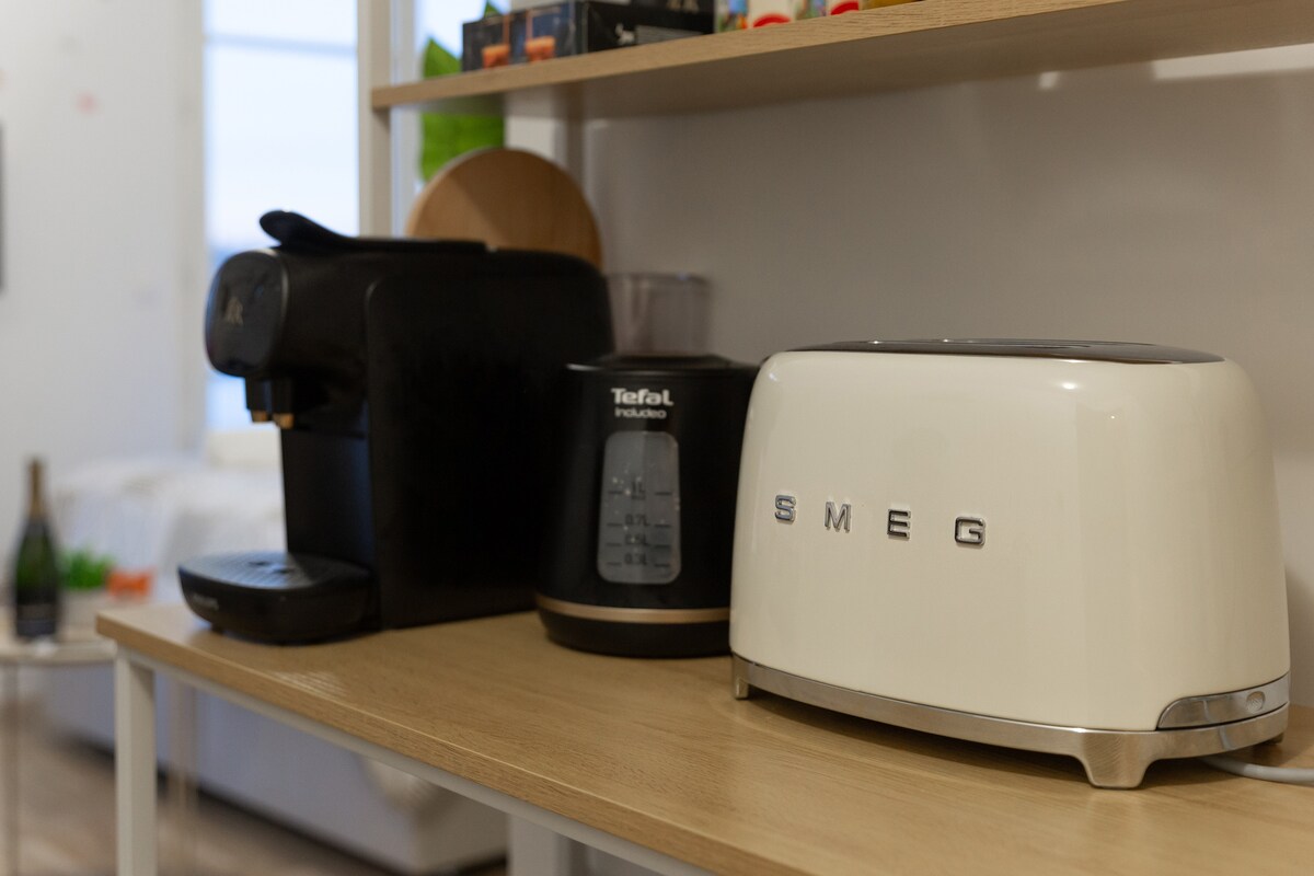 Cuisine — Comptoir moderne avec appareils électroménagers design