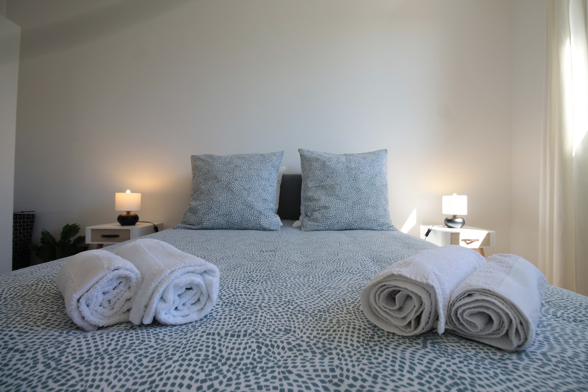 Chambres — Chambre d'hôtel avec serviettes roulées