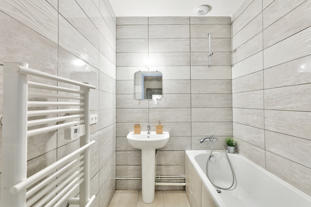 Salle de bain — Salle de bain moderne avec baignoire et lavabo
