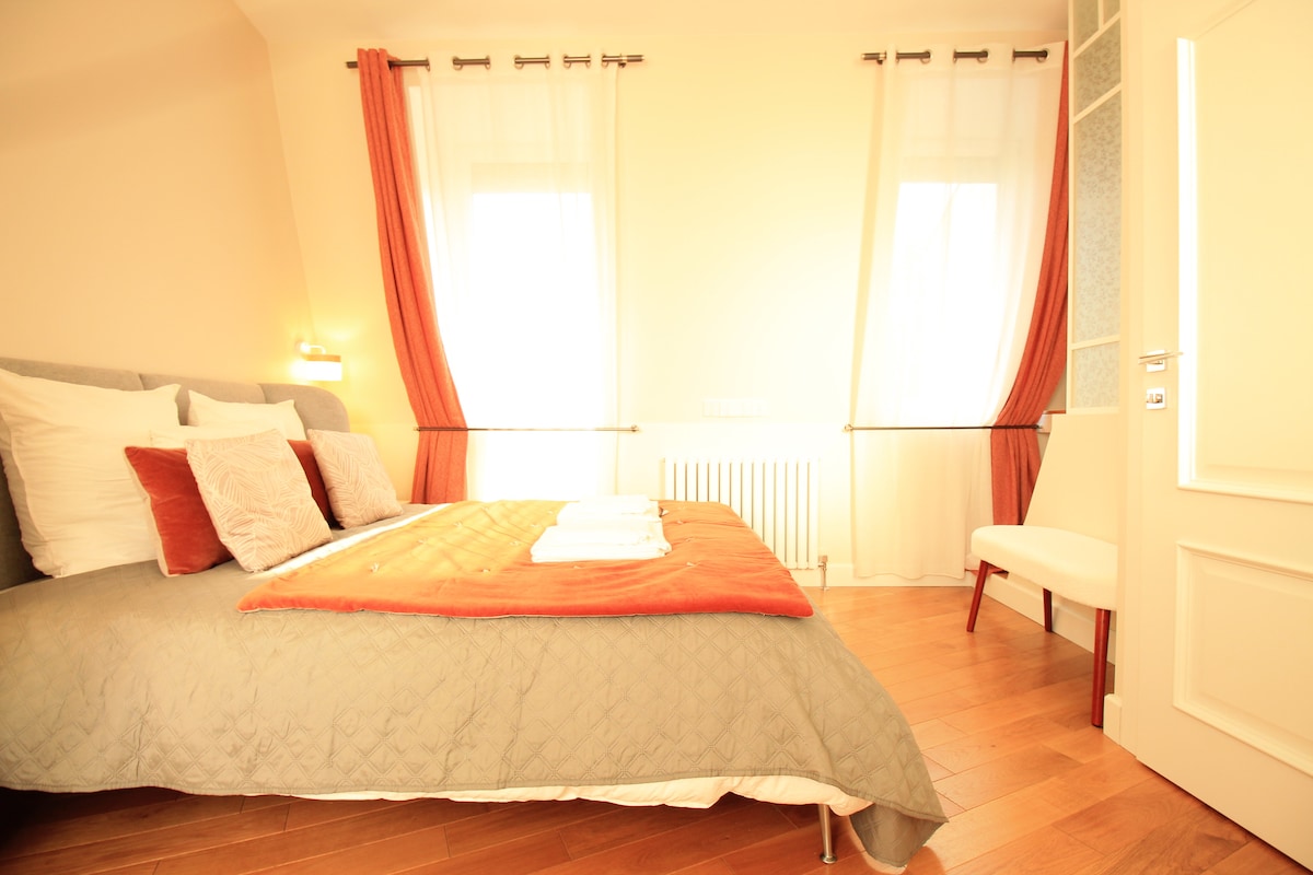 Chambres — Chambre lumineuse avec lit double orange