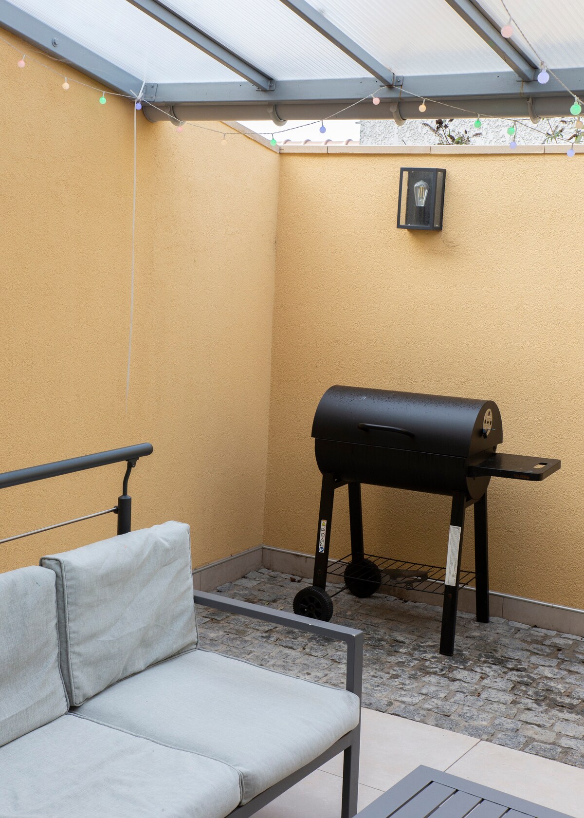 Balcon & terrasse — Terrasse couverte avec barbecue et salon
