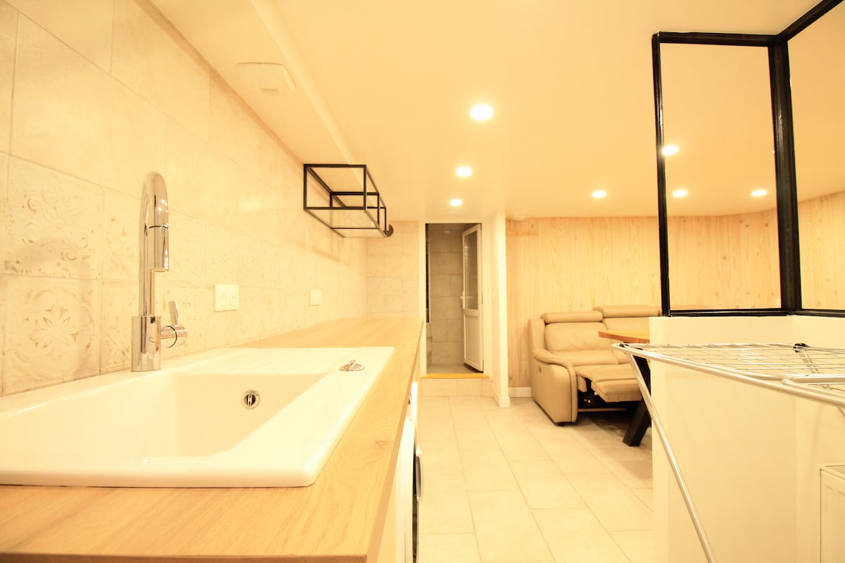 Salle de bain — Salle de bain luxueuse avec baignoire et miroir