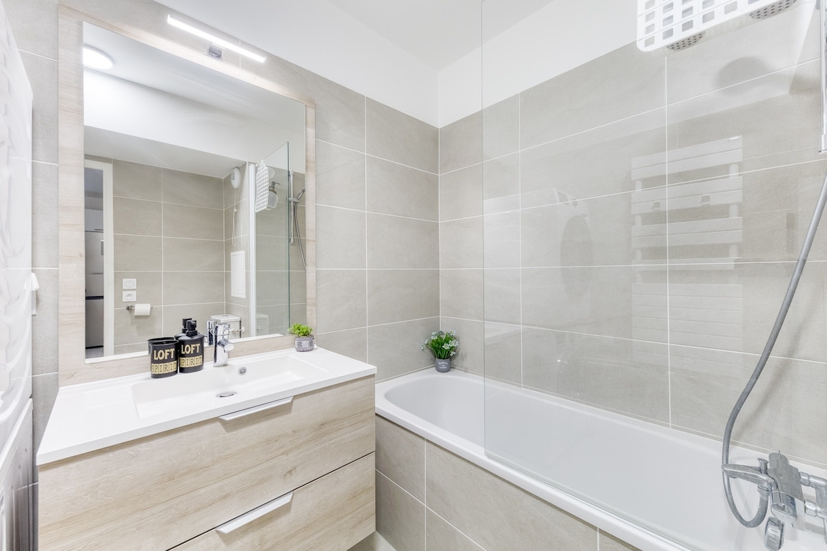 Salle de bain — Salle de bain moderne, lumineuse, carrelage clair et gris.