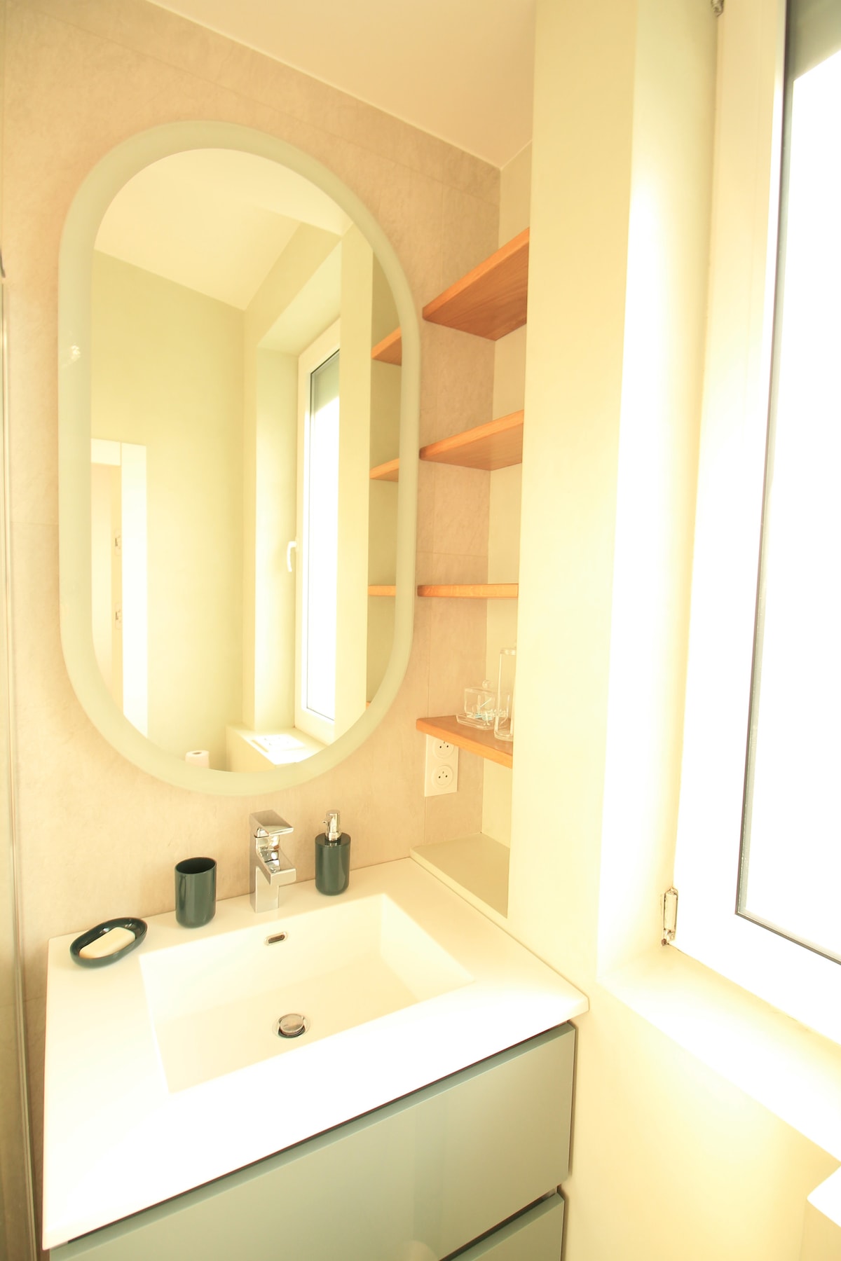 Salle de bain — Salle de bain moderne avec miroir éclairé