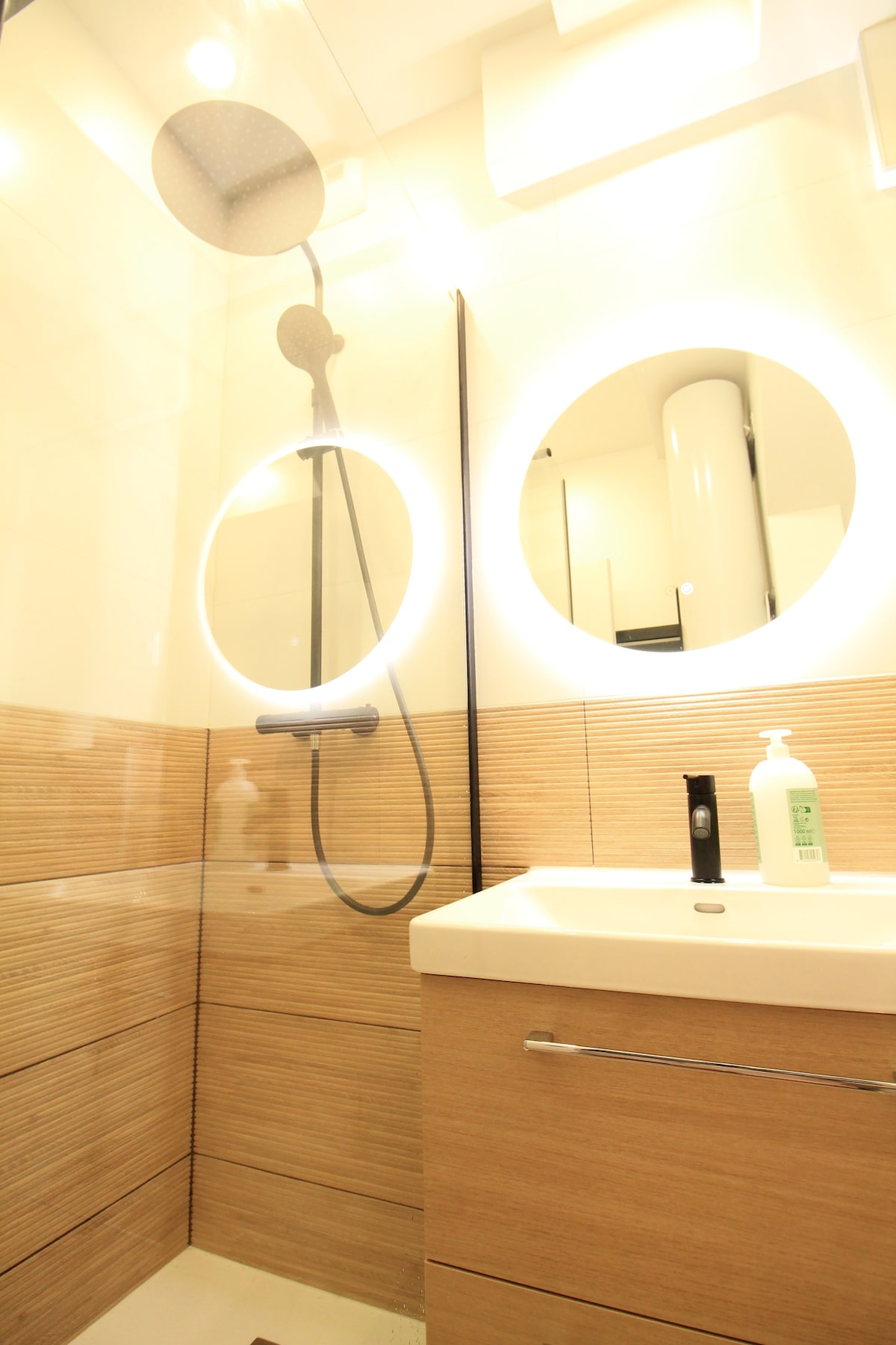 Salle de bain — Salle de bain moderne avec miroirs éclairés