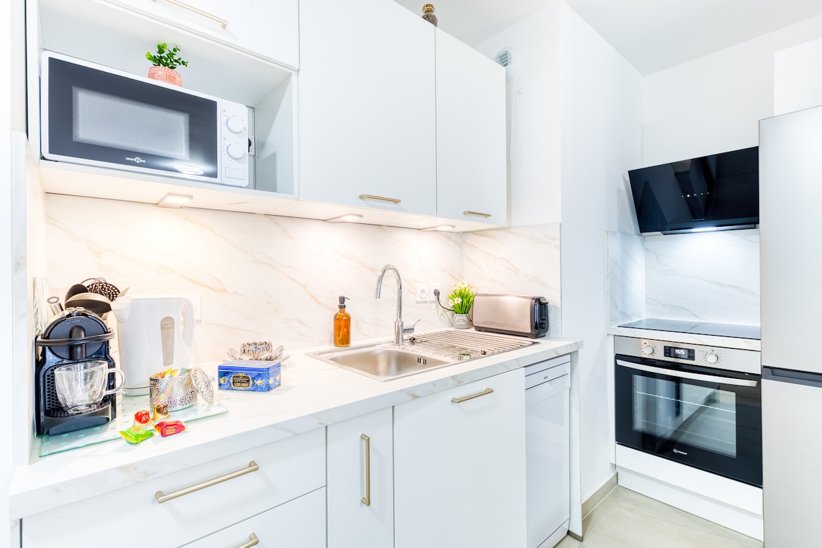 Cuisine — Cuisine moderne blanche, lumineuse, équipée complète
