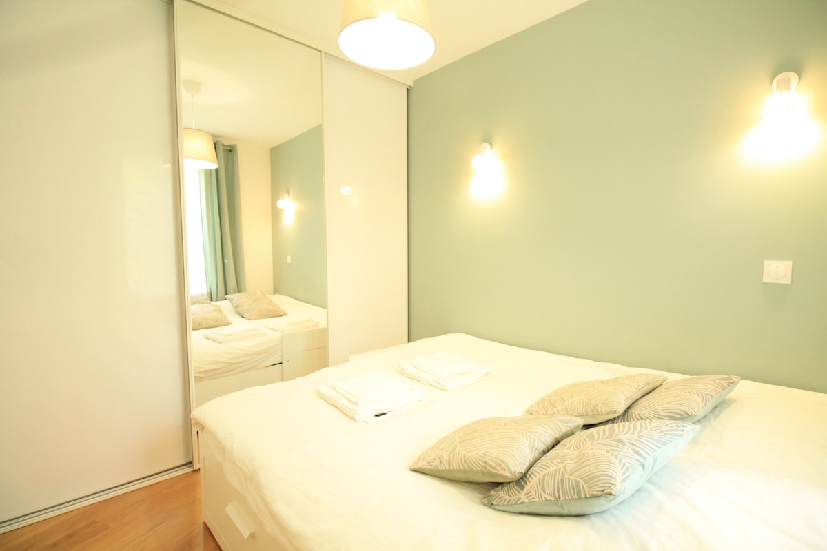 Chambres — Chambre moderne avec lit blanc et miroir