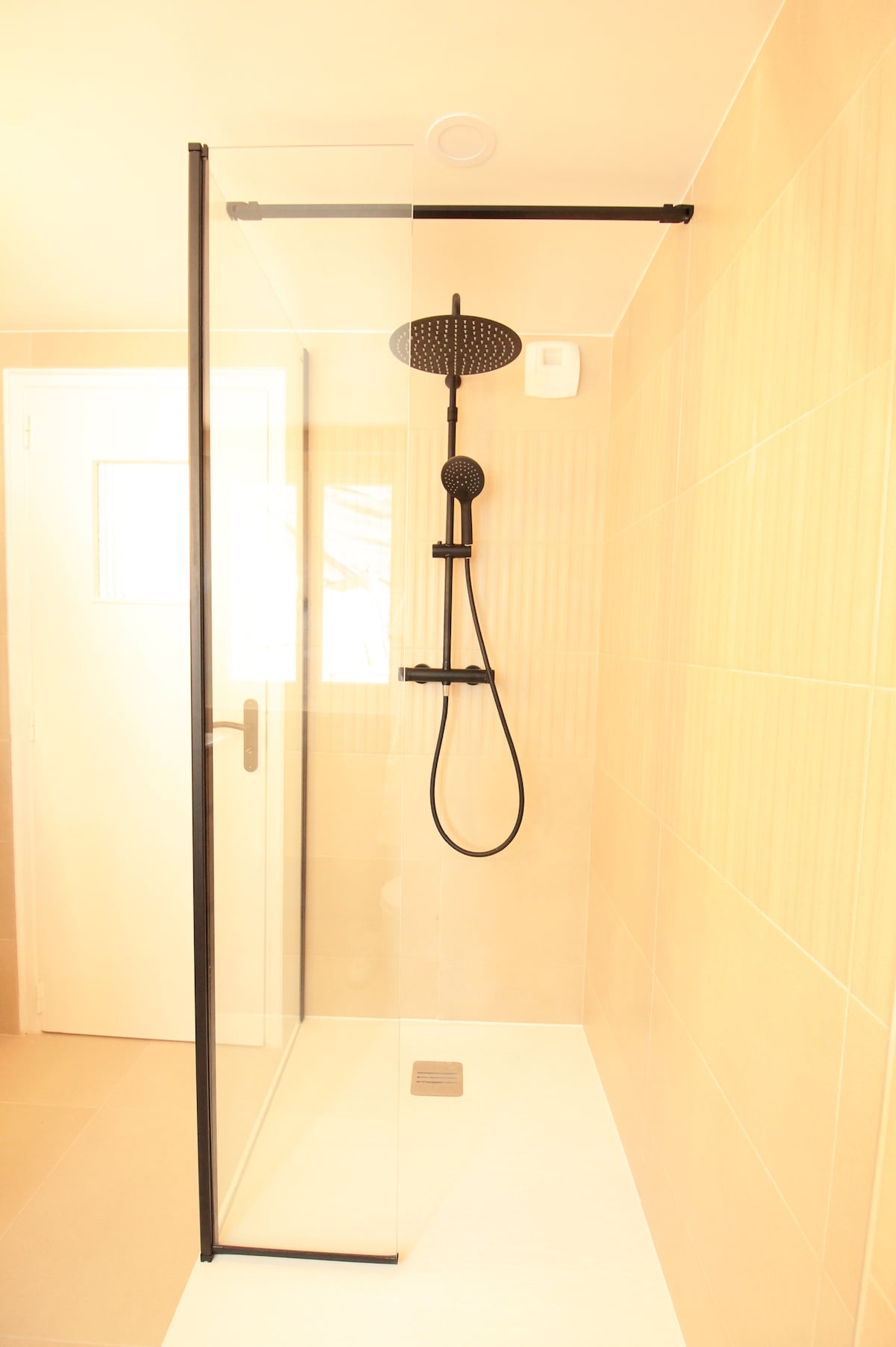 Salle de bain — Douche moderne avec pommeau et mitigeur thermostatique