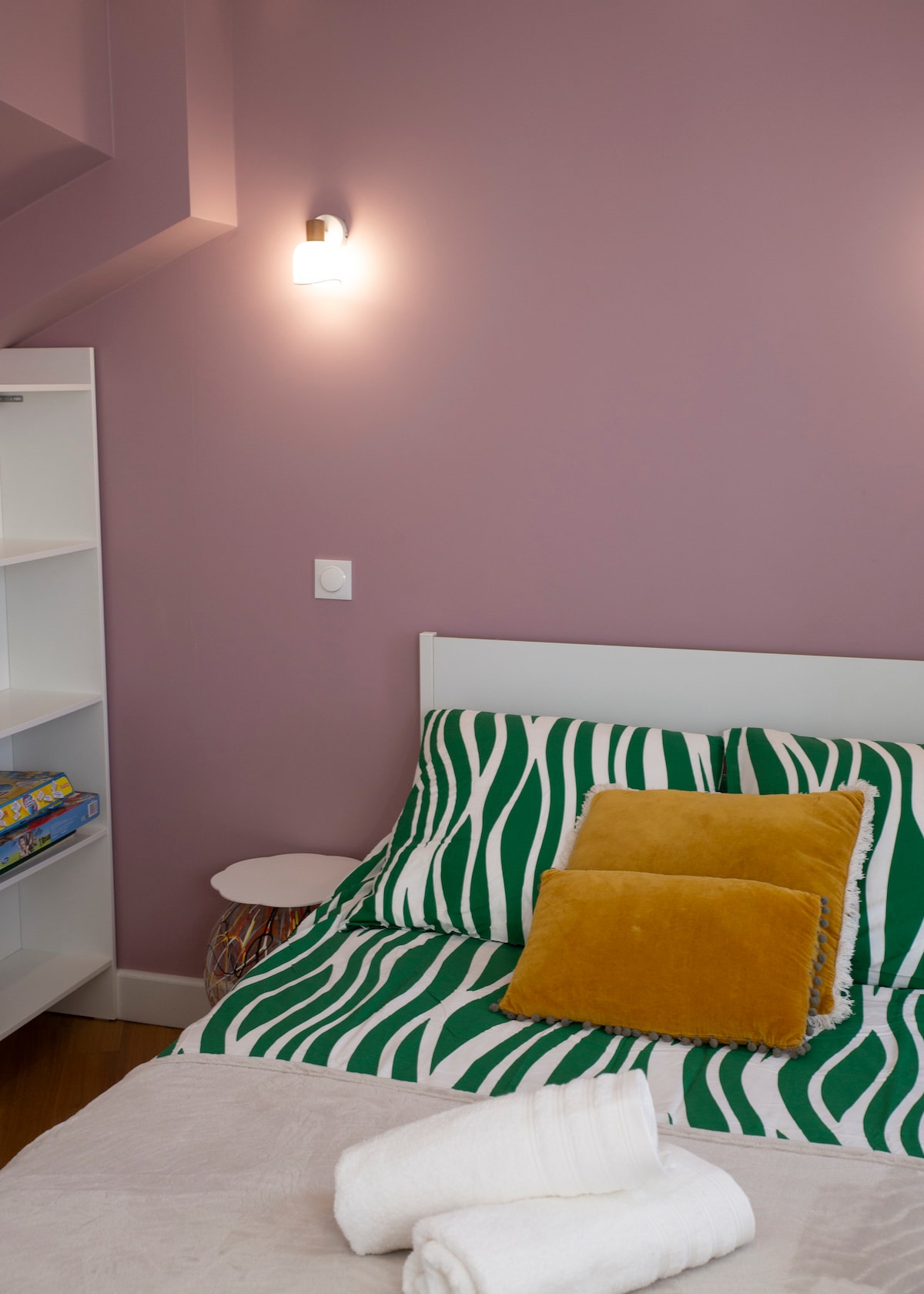 Chambres — Chambre avec lit zebré vert et or