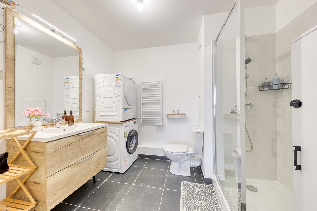 Salle de bain — Lumineuse, moderne, bois naturel et blanc minimaliste
