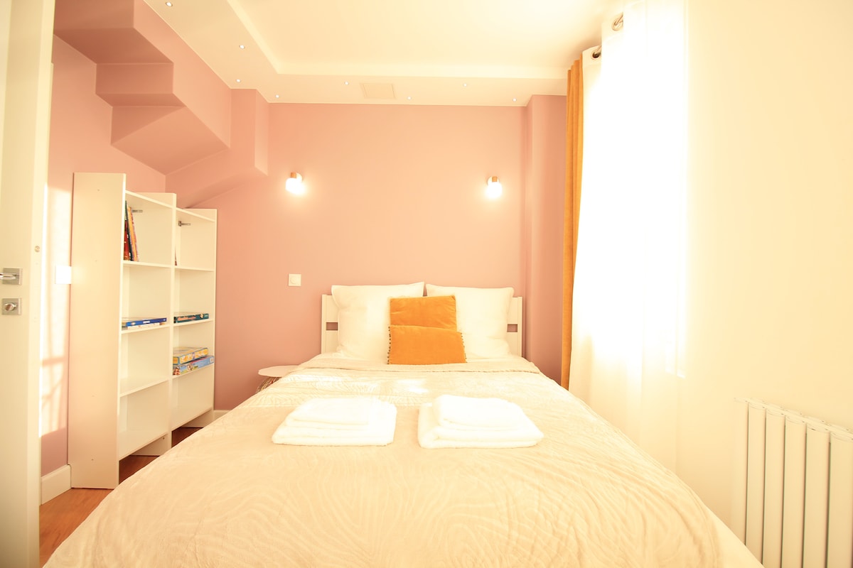 Chambres — Chambre rose et blanche avec lit double