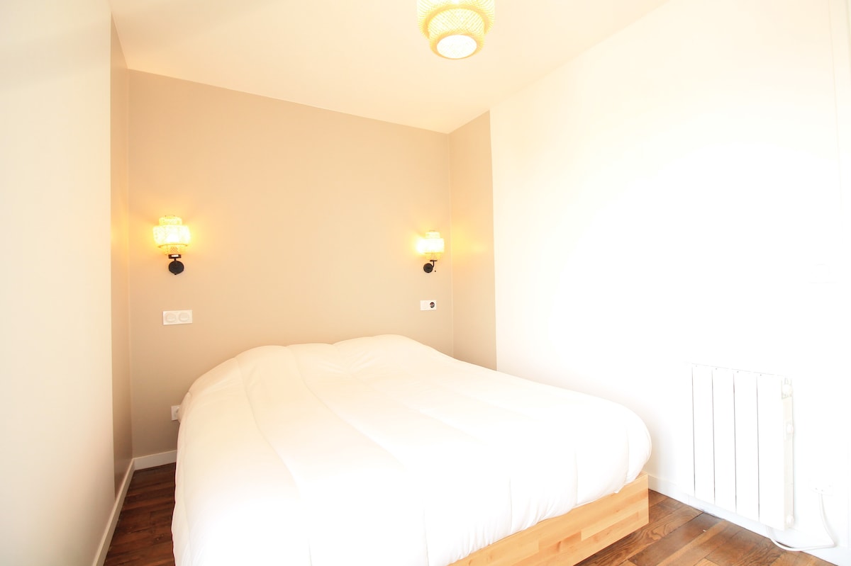 Chambres — Petite chambre minimaliste avec lit blanc