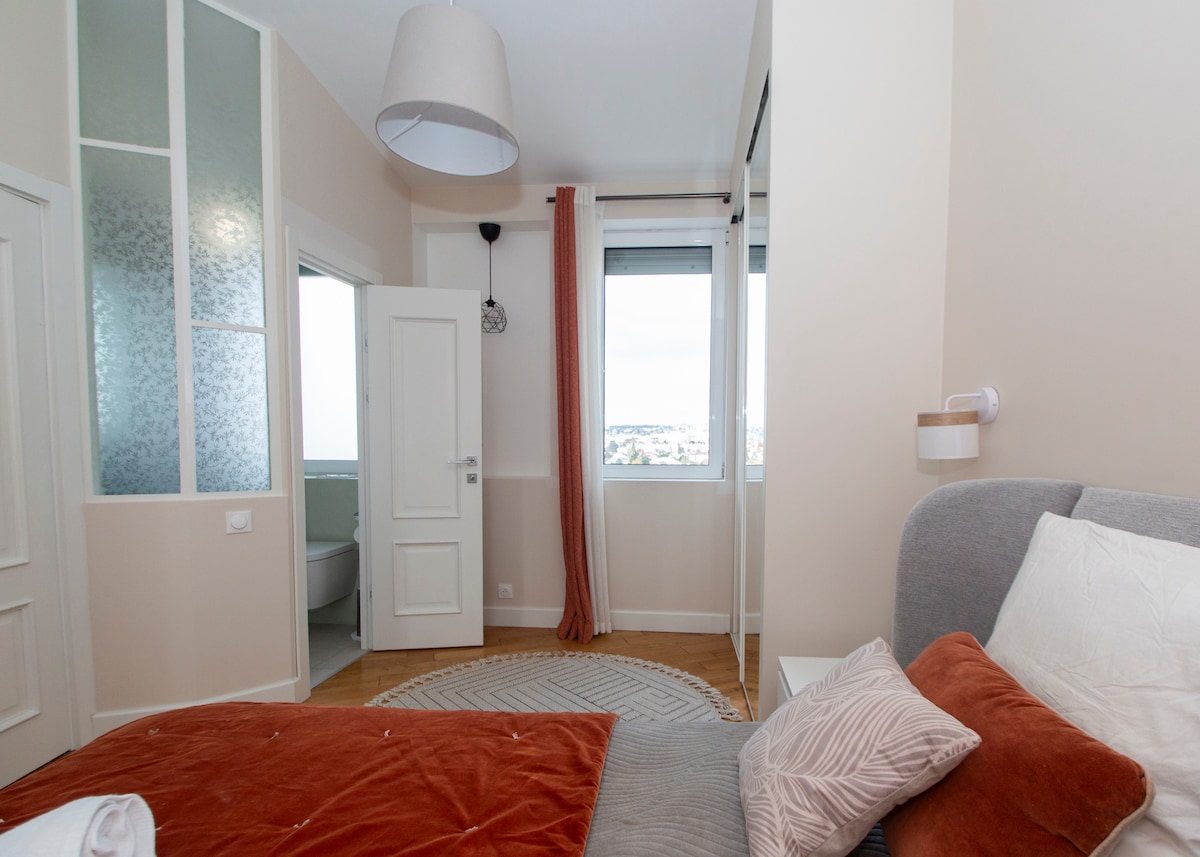 Chambres — Chambre moderne avec salle de bain attenante