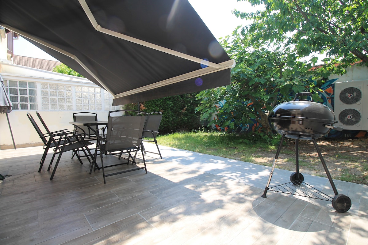 Balcon & terrasse — Terrasse aménagée avec mobilier et barbecue