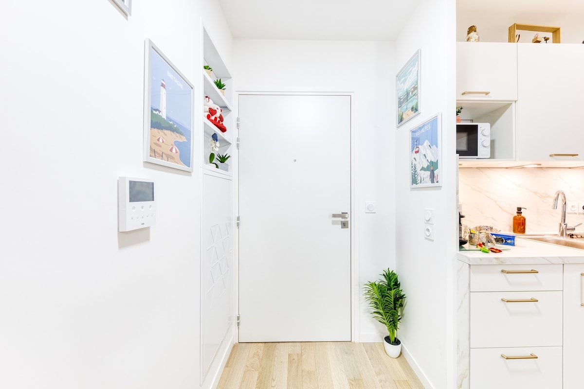 Couloir — Couloir blanc lumineux avec cuisine ouverte