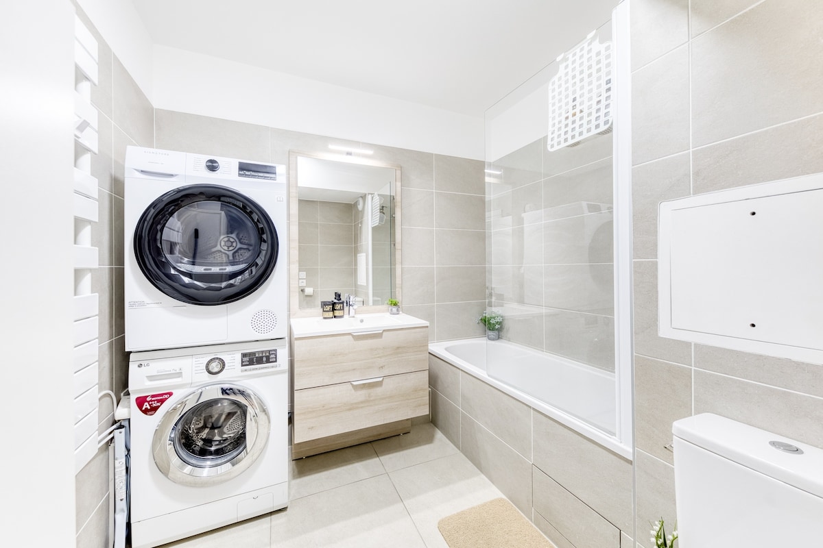 Salle de bain — Salle de bain moderne avec machines à laver intégrées
