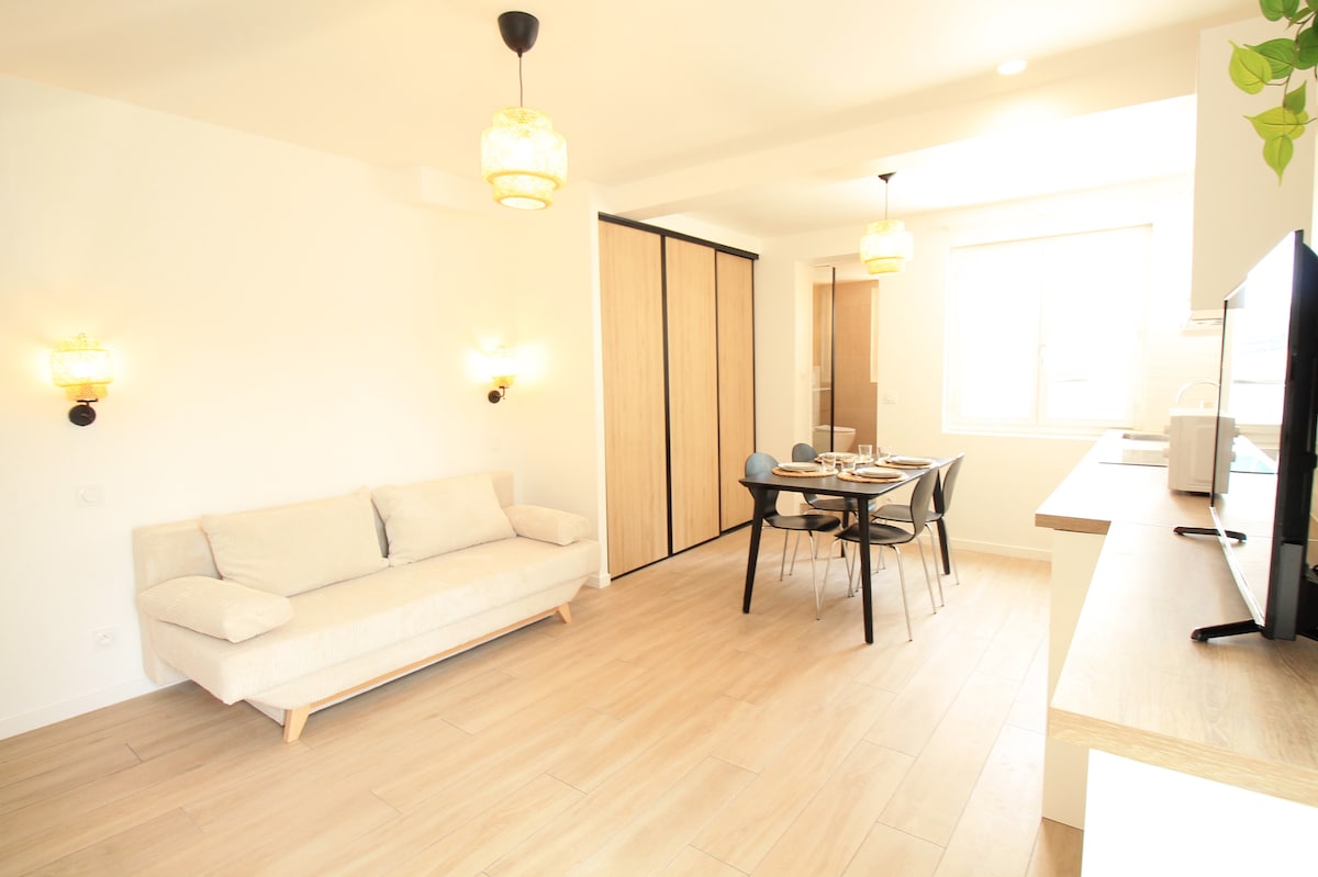 Salon & séjour — Salon moderne avec canapé et salle à manger