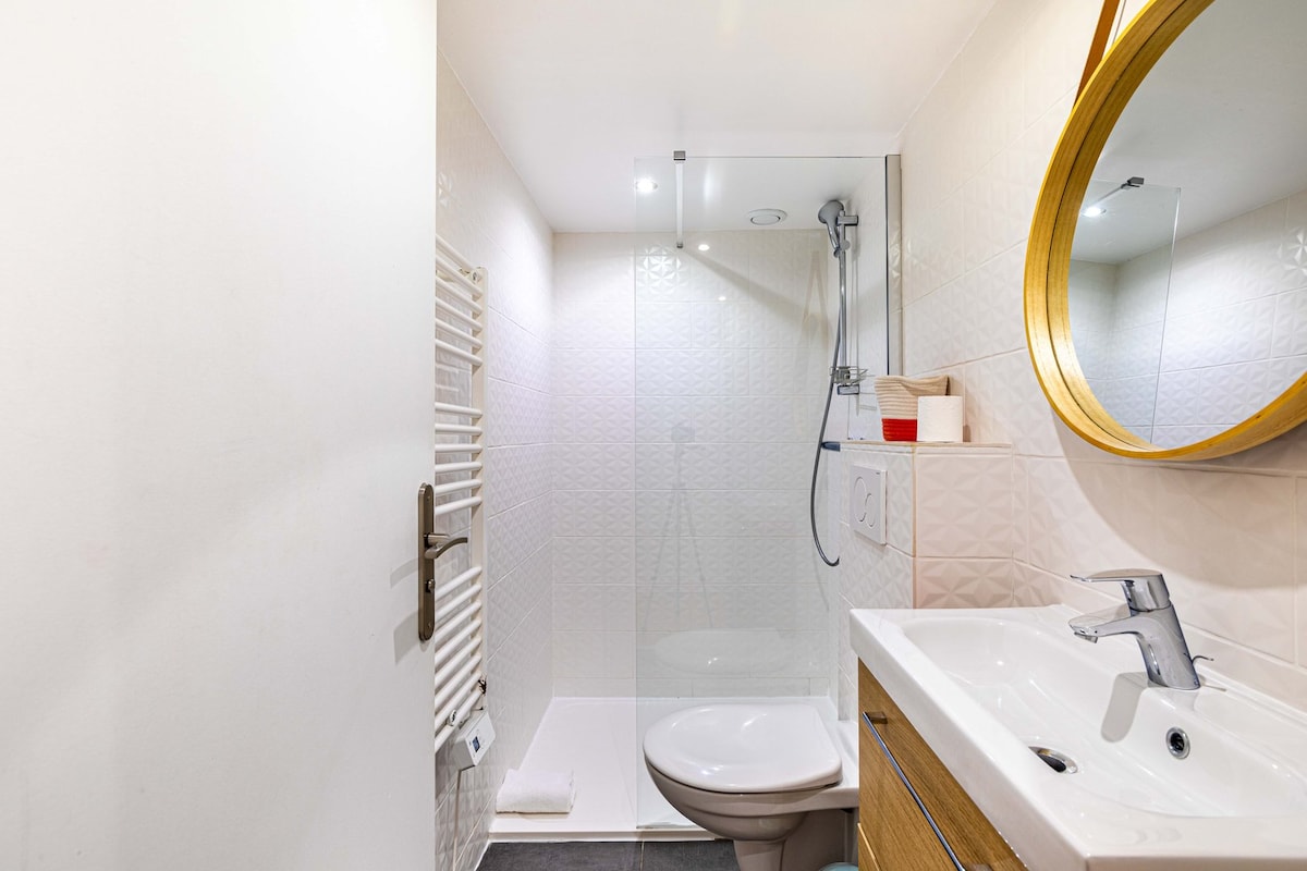 Salle de bain — Salle de bain moderne avec douche et lavabo