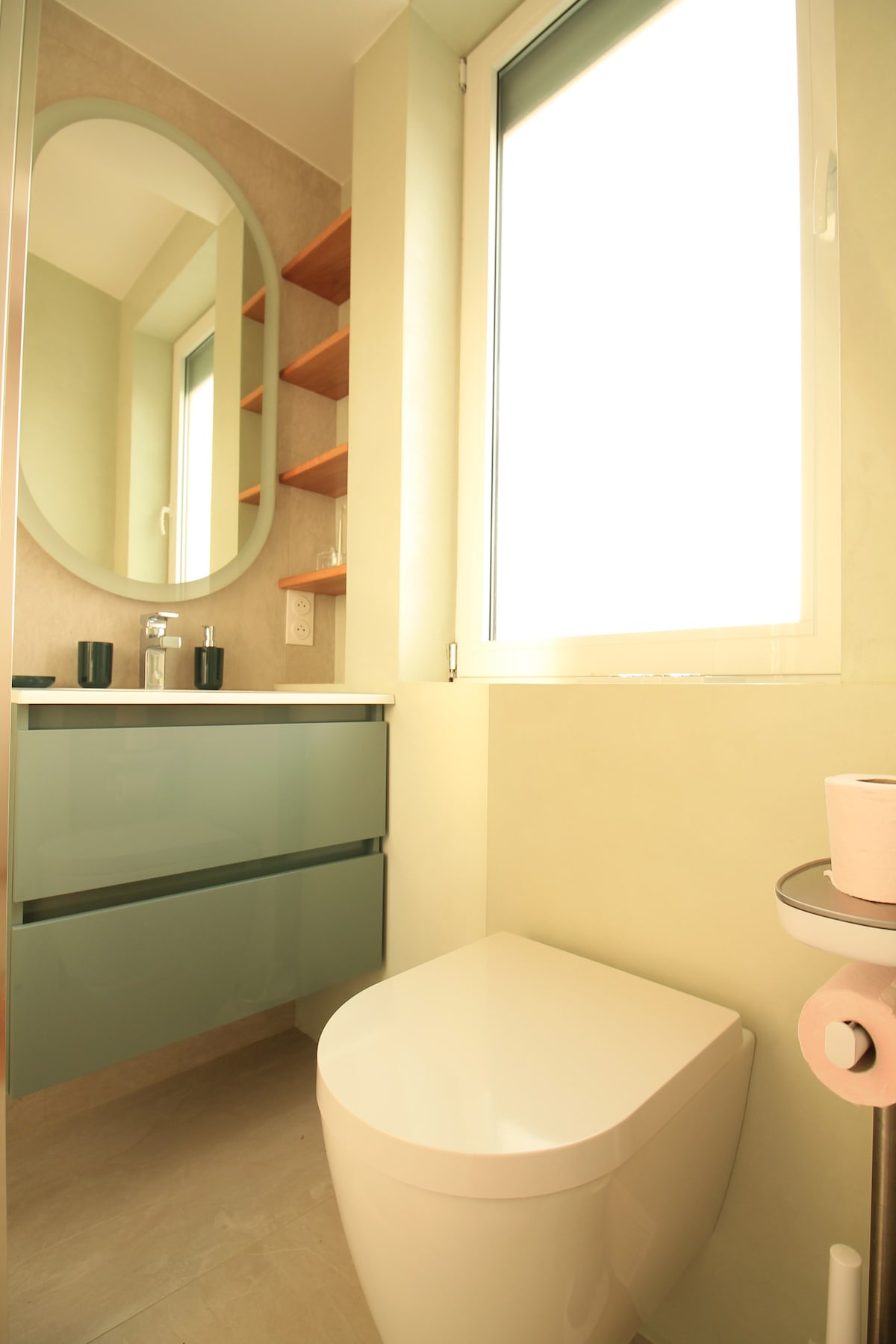 Salle de bain — Salle de bain moderne avec toilettes et lavabo